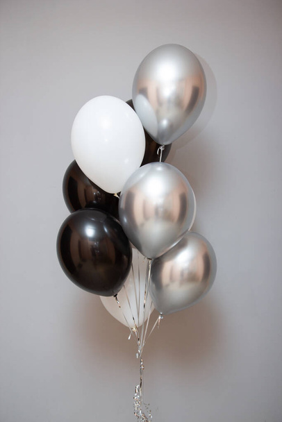 Schwarz-weiße Luftballons zum Geburtstag - Foto, Bild