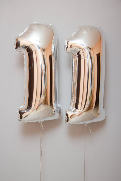 zilveren ballonnen nummer 11 op witte achtergrond - Foto, afbeelding