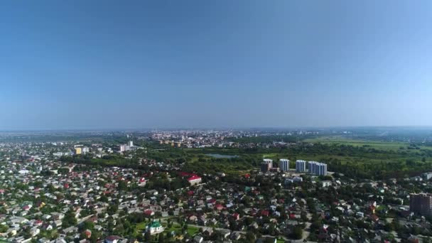 Vuelo sobre el sector privado de los suburbios de una ciudad ucraniana. Calles y casas de la vida urbana. Vista aérea de Ucrania. - Metraje, vídeo