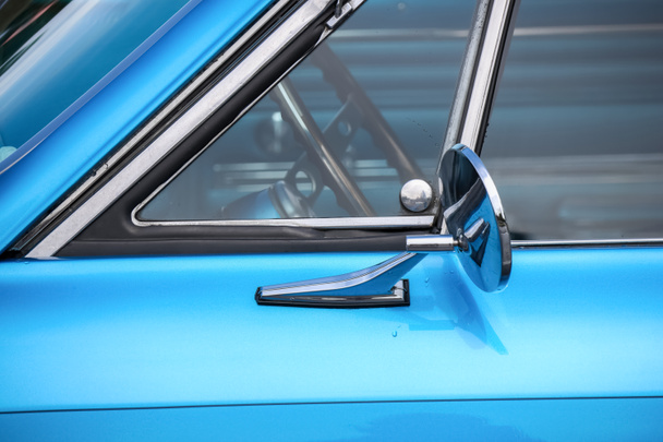Close-up weergave van de klassieke auto zijspiegel. - Foto, afbeelding
