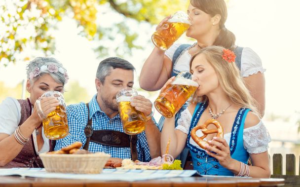 Официантке достается много пива для посетителей баварского паба - Фото, изображение