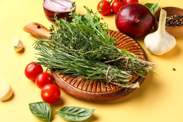 Összetétel friss fűszernövényekkel, zöldségekkel és fűszerekkel színes háttéren - Fotó, kép