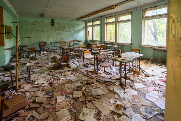 Chernobyl, Ucrania - 07 / 08 / 2019: Aula abandonada en la escuela del Distrito 3 - Pripyat, Zona de exclusión de Chernobyl, Ucrania - Foto, imagen