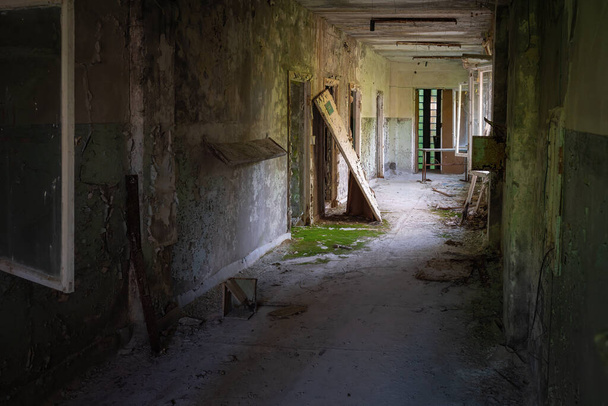 Chernobyl, Ucrania - 07 / 08 / 2019: Corredor abandonado en la escuela del distrito 3 - Pripyat, zona de exclusión de Chernobyl, Ucrania - Foto, Imagen