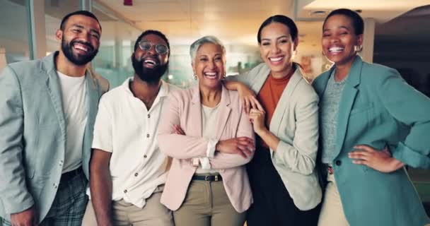 コラボレーション,パートナーシップ,多様性のためのオフィスのビジネスの人々のスマイル,チームと肖像画. 現代の職場でデザイナーのグループと立っている幸せで自信と成熟した女性マネージャー. - 映像、動画