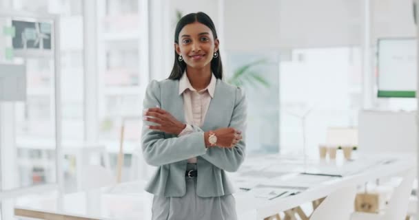 İş kadını, portre ve gülümseme güven ve kariyer gururu için bir ofiste kollarını kavuşturmuş. Hindistanlı profesyonel girişimci şirket şirketinde pozitif tutum ya da mutluluk ile. - Video, Çekim