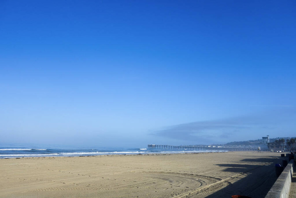 Poranna bryza i fale oceaniczne spychają wodorosty morskie na brzeg w pobliżu Crystal Pier w Pacific Beach, San Diego, Kalifornia; przestrzeń kopiująca - Zdjęcie, obraz