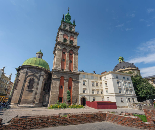 Entschlafungskirche und Korniakt-Turm - Lviv, Ukraine - Foto, Bild