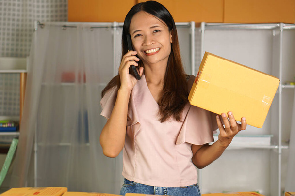 Online eladók válaszolnak a telefonhívásokra olyan ügyfelektől, akik nagyszámú terméket rendeltek. - Fotó, kép