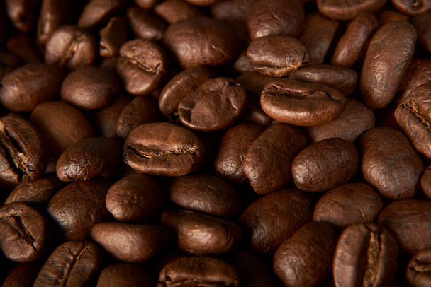 close - up των καβουρντισμένων κόκκων καφέ. - Φωτογραφία, εικόνα