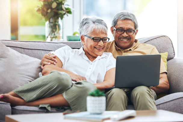 Laptop, šťastný a starší pár na pohovce pro sledování filmů, zábavy a streamování v obývacím pokoji. Důchod, láska a muž a žena relaxovat na počítači pro internet, webové stránky a on-line doma. - Fotografie, Obrázek