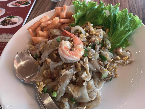 photographie d'une assiette de nourriture avec crevettes, riz et légumes, assiette de nourriture avec crevettes, riz et légumes sur une table. - Photo, image