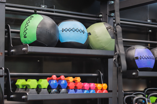 Bolas coloridas de la medicina de la aptitud y otro equipo dentro del gimnasio. - Foto, imagen