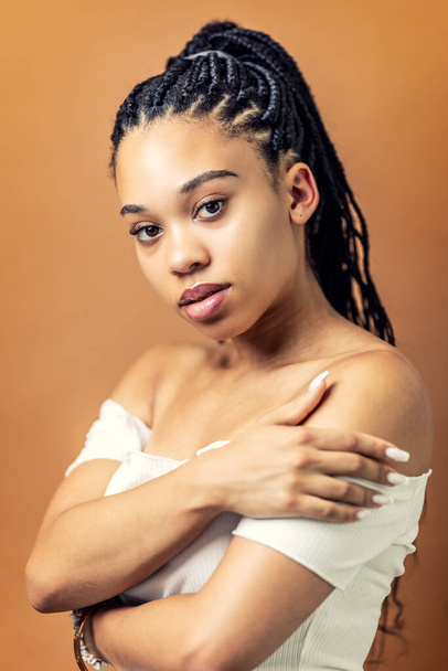 Portret Afroamerykanki z afro włosami. Piękno, kosmetyki, makijaż i koncepcja mody. - Zdjęcie, obraz