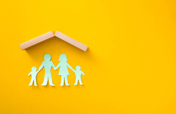Hayat sigortası konsepti. Ailenin kağıt kesimi (baba, anne, oğul ve kız) - Fotoğraf, Görsel