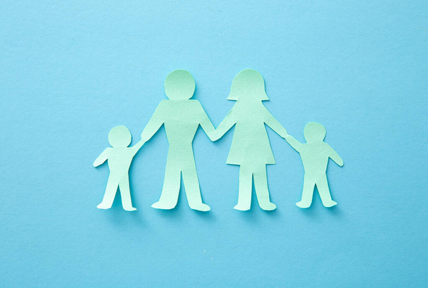 Concepto de seguro de vida. Recorte de papel de la familia (padre, madre, hijo e hija) - Foto, Imagen