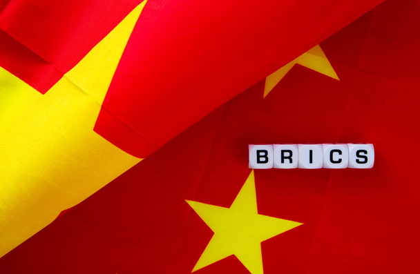 Σημαία Κίνας και BRICS λέξεις. BRICS οικονομική ομάδα και συνδικαλιστική οργάνωση - Φωτογραφία, εικόνα