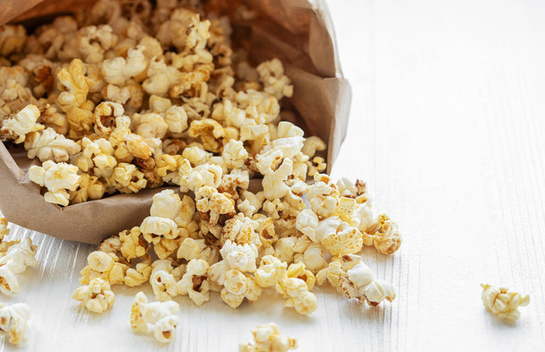 Leckeres gesalzenes hausgemachtes Popcorn. Gesundes Popcorn zu Hause zubereiten - Foto, Bild