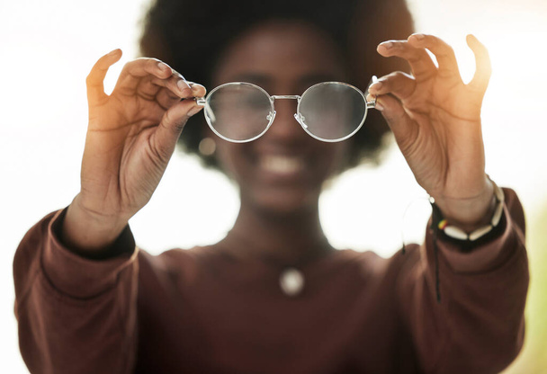 Vrouw, handen en close-up van glazen voor visie, recept lens voor mode en gezichtsvermogen. Frame, optometrie en persoon met optische oogkledij voor oogverzorging, oogheelkunde en gezondheid in opticien test. - Foto, afbeelding
