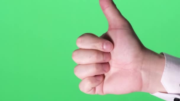 Mužská ruka na zeleném pozadí. Mužská ruka ukazující palec nahoru. Gesta. Svislé video - Záběry, video