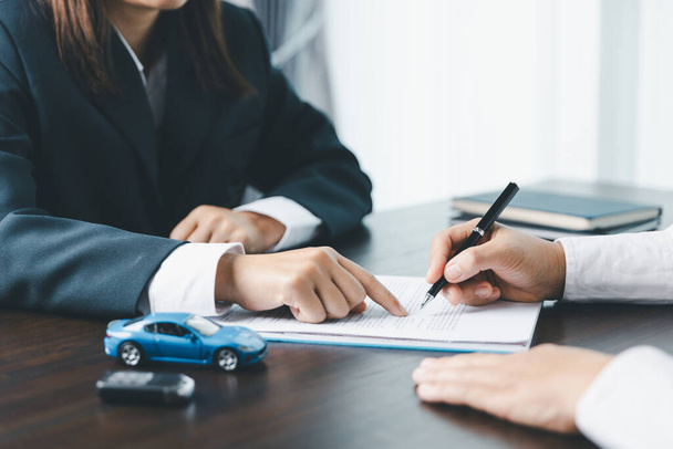 Primo piano donne asiatiche persone auto saler o sales manager offre di vendere un'auto e spiega e legge i termini della firma di un contratto di auto e di assicurazione. - Foto, immagini