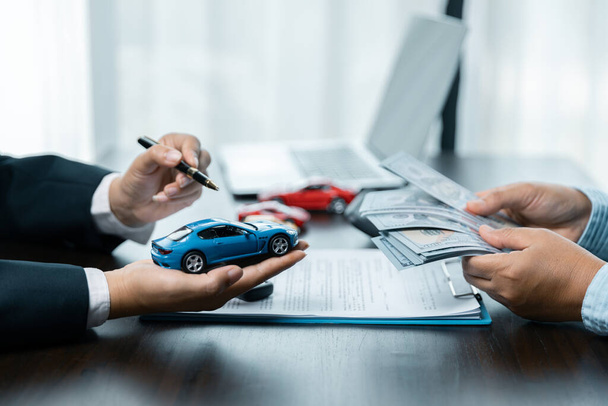 Szoros ázsiai nők emberek autókereskedő vagy értékesítési menedzser kínál eladni egy autót, és elmagyarázza, és olvassa el a feltételeket aláírása egy autó szerződés és a biztosítás. - Fotó, kép