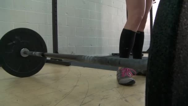 Menschen, die in einem Crossfit-Fitnessstudio trainieren - Filmmaterial, Video