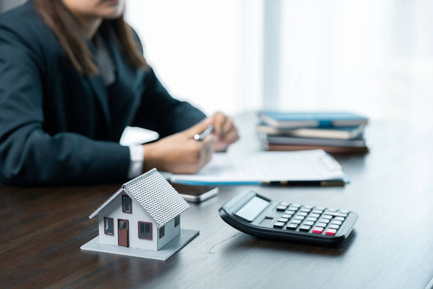 Banken genehmigen Kredite, um Eigenheime zu kaufen. Immobilienmakler erklären das Dokument für Kunden, die zu uns kommen, um ein Haus zu kaufen, Immobilien zu kaufen oder zu verkaufen. - Foto, Bild