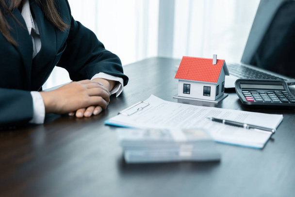 Banken keuren leningen goed om huizen te kopen. Makelaars leggen het document uit voor klanten die in contact komen om een huis te kopen, kopen of verkopen. - Foto, afbeelding