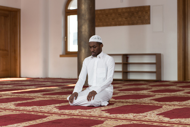 Young African Muslim Guy Praying - Valokuva, kuva