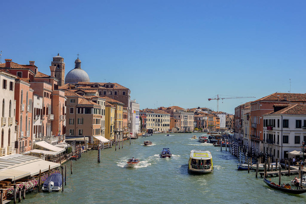 Venise, Italie - 30 juillet 2023 : Petites voies navigables de Venise. Une gondole flotte sur un canal à Venise, en Italie. - Photo, image