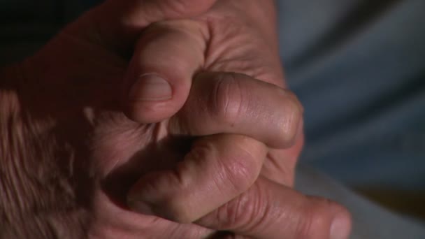 Le mani dell'uomo più anziano
 - Filmati, video