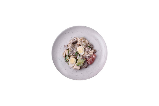 Ensalada deliciosa con lengua de ternera hervida, huevos de codorniz, tomates y pepino sobre un fondo de hormigón oscuro - Foto, imagen