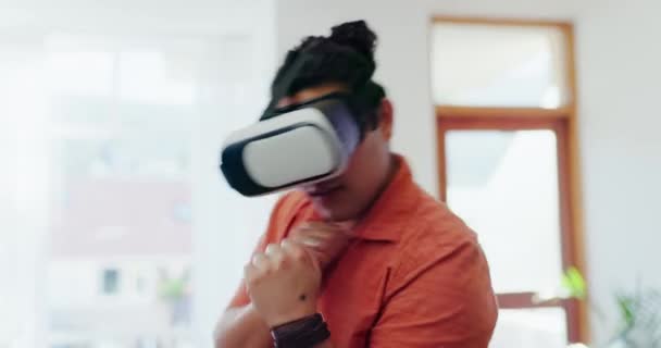Virtual-Reality-Brille, Mann-und-Boxen-Videospiel im Haus in Cyber-Erfahrung, Benutzeroberfläche oder metaverse. Kerl, Punsch und VR-Gaming in Lounge mit UI-Technologie, 3D-Sports oder Person im Spiel Kampf. - Filmmaterial, Video