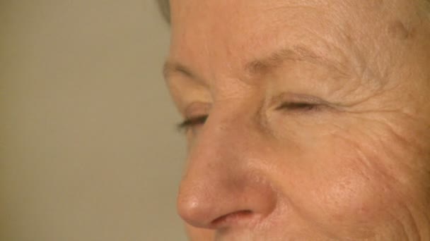visage humain femme 70 ans 3 5
 - Séquence, vidéo