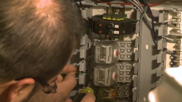 Man repairing computer - Footage, Video