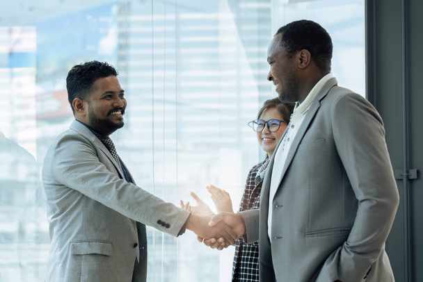 Closeup Handshake de funcionários após o marketing de estratégia de planejamento bem sucedido no escritório. - Foto, Imagem
