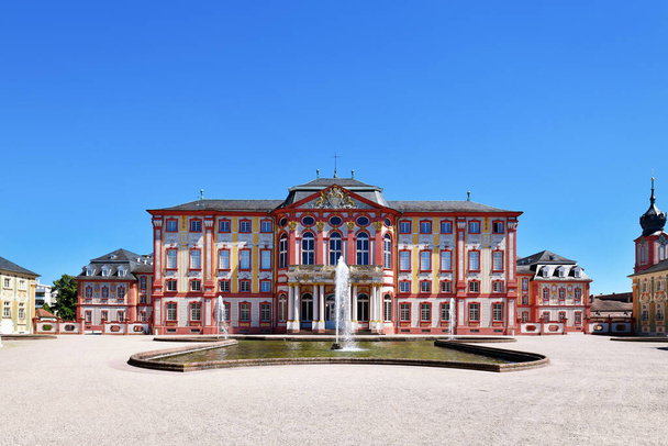 Bruchsal, Germany - August 2023: Baroque castle called Bruchsal Palace with fountain on sunny day - Fotoğraf, Görsel