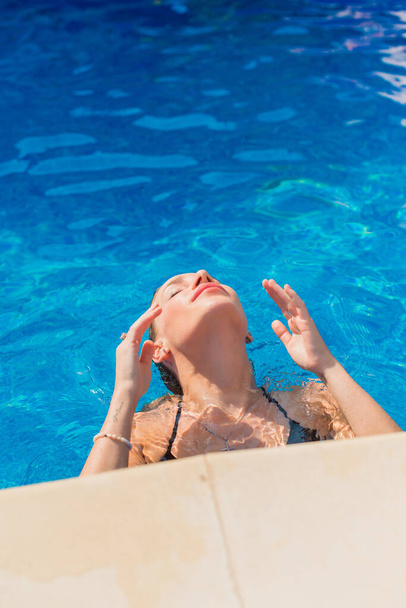 Belle détente à la station tropicale, concept de vacances, jolie femme à la piscine repos sous le soleil - Photo, image