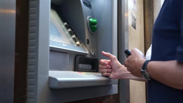 Menschen, die ein Bankomat benutzen - Filmmaterial, Video