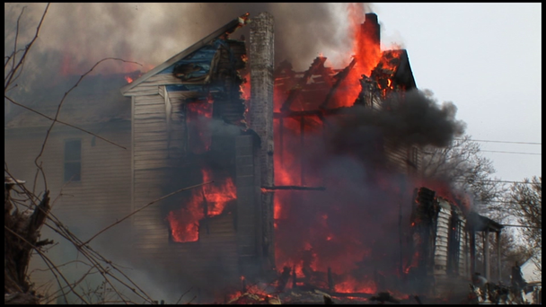 Ein Haus wird durch Feuer komplett zerstört - Filmmaterial, Video