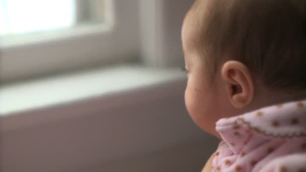profil bébé fille regardant dehors
 - Séquence, vidéo