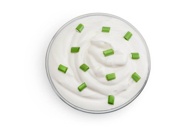 сметану або йогурт у скляній мисці ізольовані на білому тлі з повною глибиною різкості. Вид зверху. Плоский прошарок. - Фото, зображення