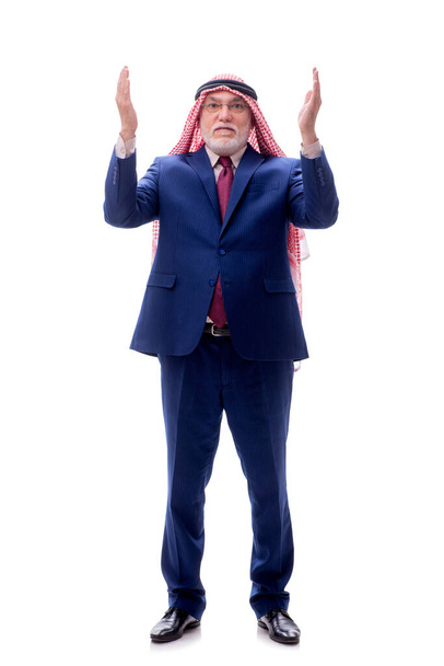 Hombre de negocios árabe envejecido aislado en blanco - Foto, imagen