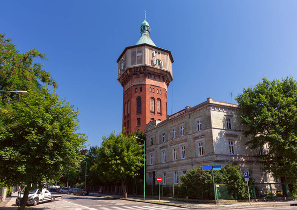 晴れた日にスヴィディニツァの青空に向かって古いレンガの塔. ポーランド. - 写真・画像