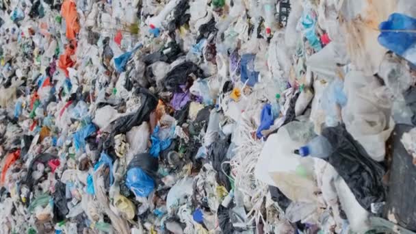 L'immondizia portata dall'oceano è una piattaforma di immondizia. Il concetto di inquinamento ambientale. Il problema globale dei rifiuti di plastica nel mondo. Video verticale - Filmati, video