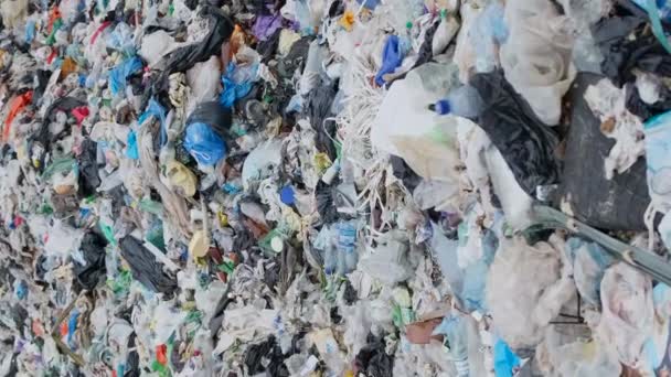 Garrafas de plástico e sacos de poluição no oceano. O problema da poluição ambiental. O problema dos resíduos plásticos em Sampal, Malásia. Vídeo vertical - Filmagem, Vídeo