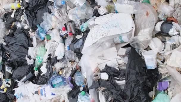 Οικολογική καταστροφή για τη φύση, η έννοια της περιβαλλοντικής ρύπανσης. Μολυσμένες παραλίες του ωκεανού με πλαστικά απόβλητα, πλατφόρμα σκουπιδιών. Κάθετη βίντεο - Πλάνα, βίντεο