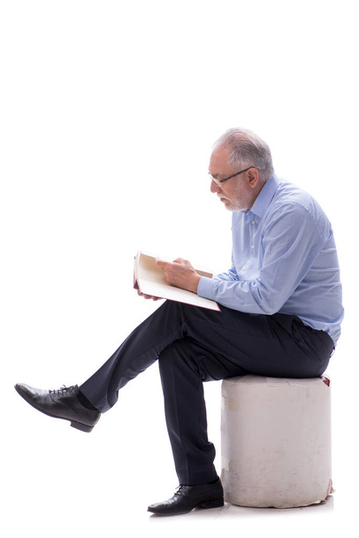 Viejo jefe hombre leyendo libro aislado en blanco - Foto, imagen