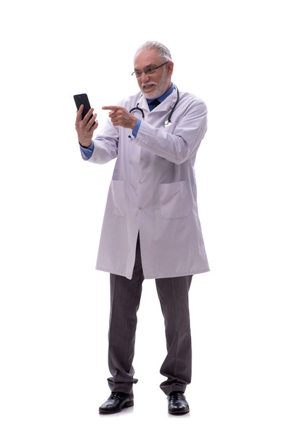 Старый доктор изолирован на белом - Фото, изображение